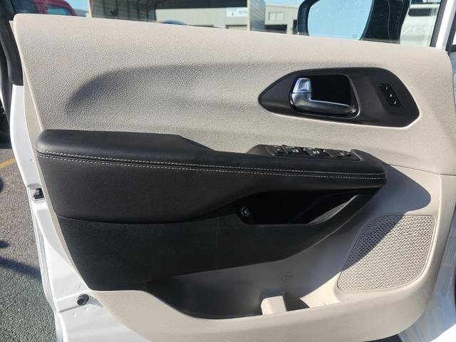 Used 2024 Chrysler Pacifica Limited w/ Uconnect Theater Family Group FWD image 18