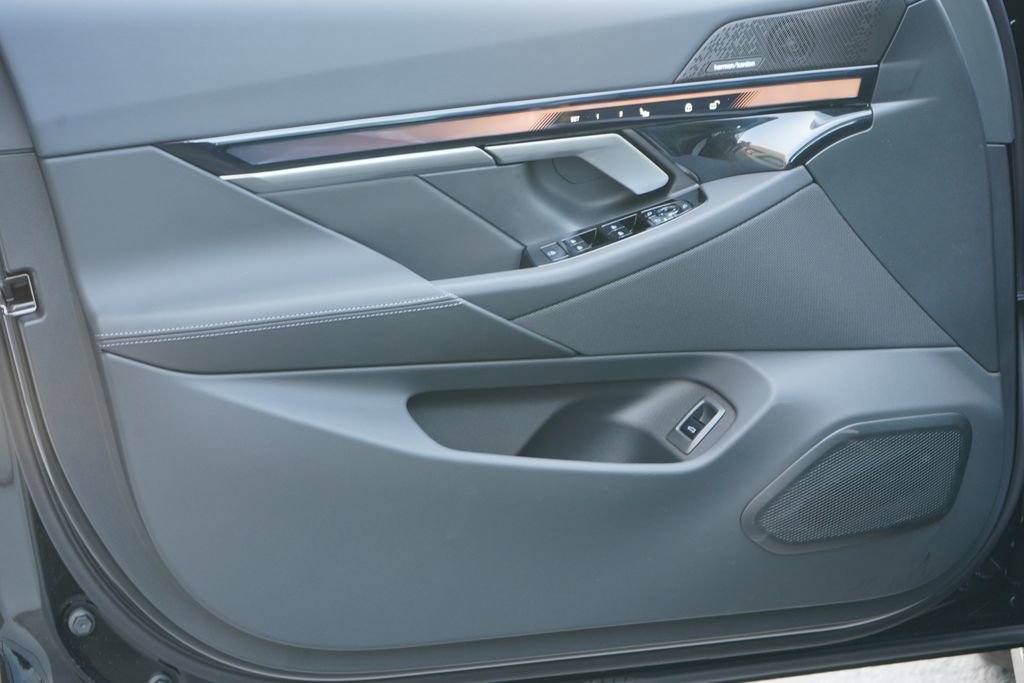New 2026 BMW i5 eDrive40 w/ M Sport Package image 9
