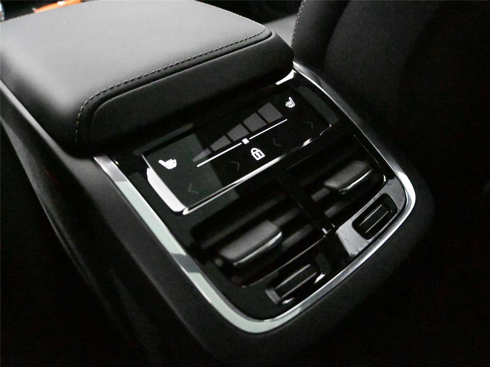 Used 2023 Volvo XC60 B6 Ultimate w/ Climate Package image 12