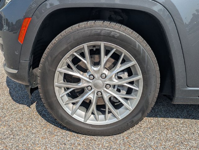 Used 2023 Jeep Grand Cherokee L Summit AWD/4WD image 11