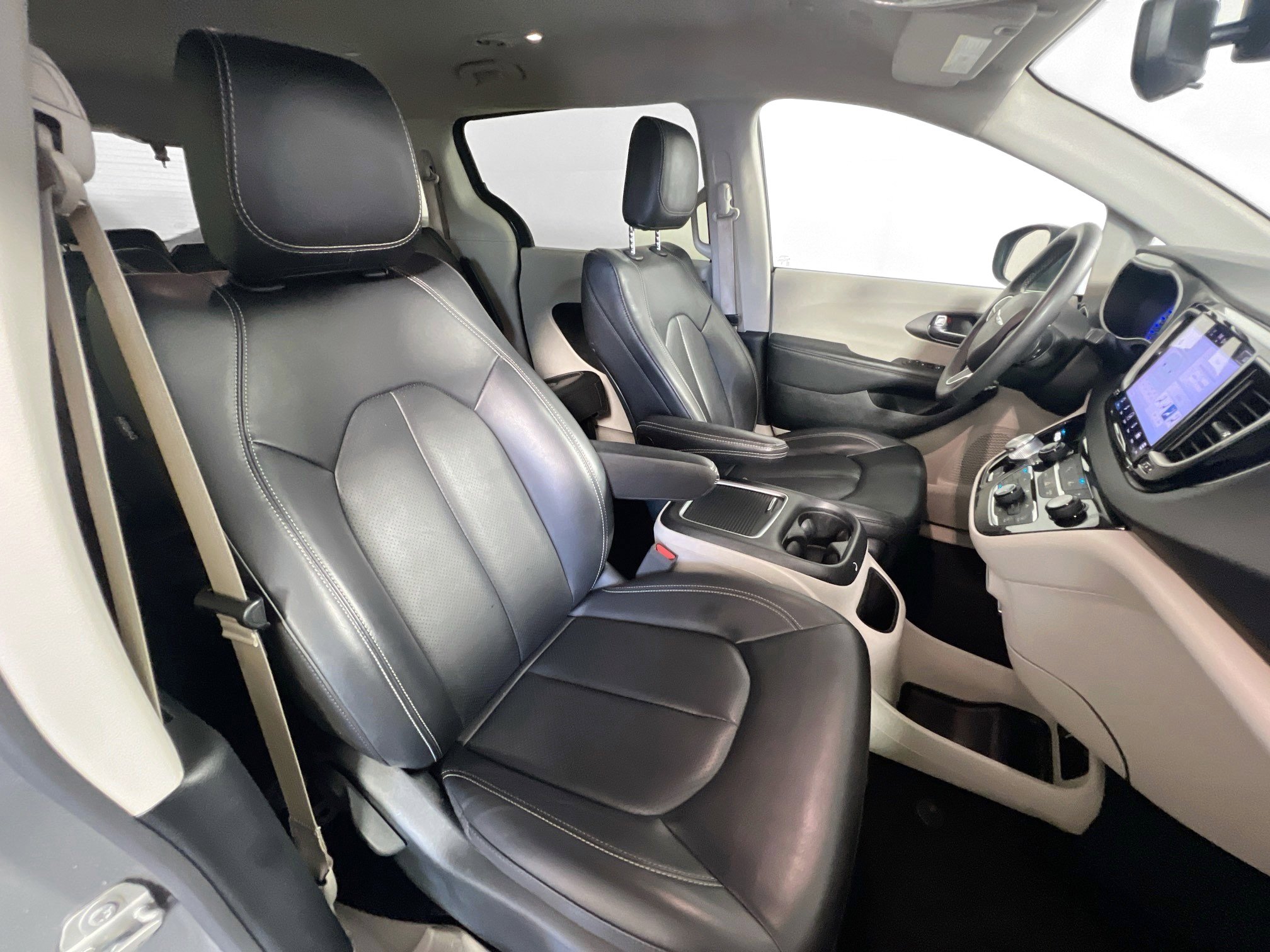 Used 2023 Chrysler Pacifica Touring-L image 31