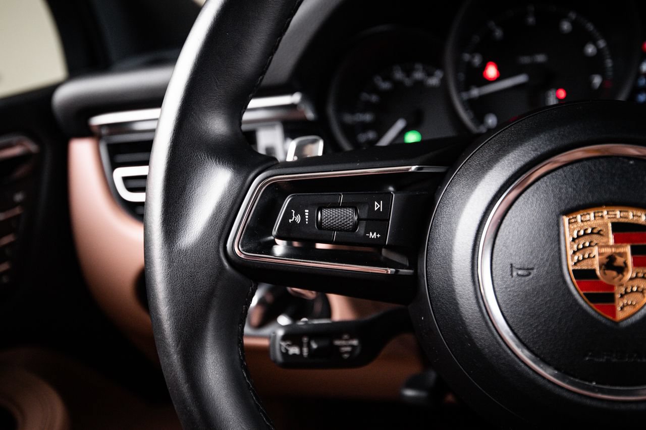 Certified 2023 Porsche Macan AWD/4WD image 17
