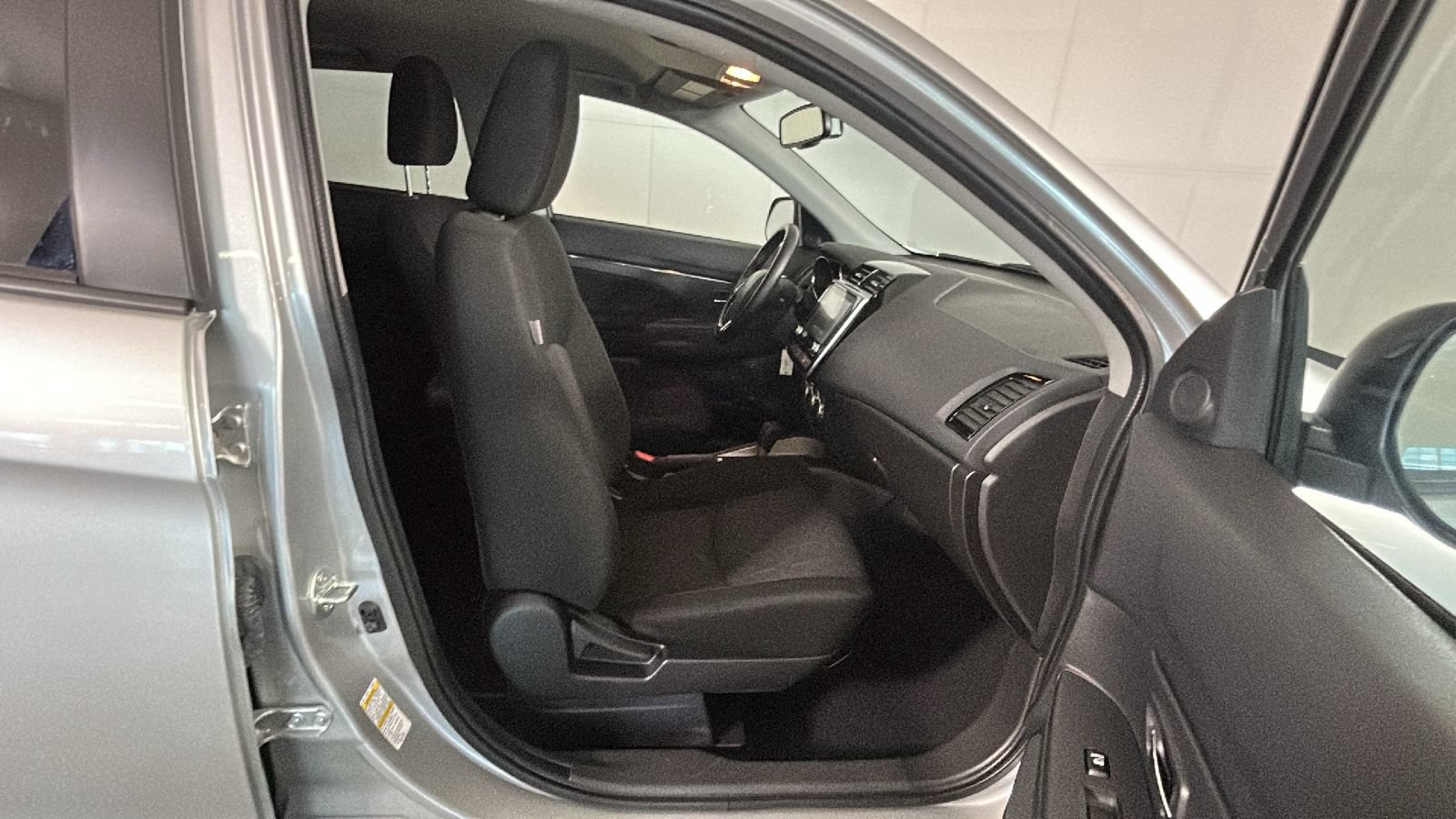 Used 2025 Mitsubishi Outlander Sport LE AWD/4WD image 32