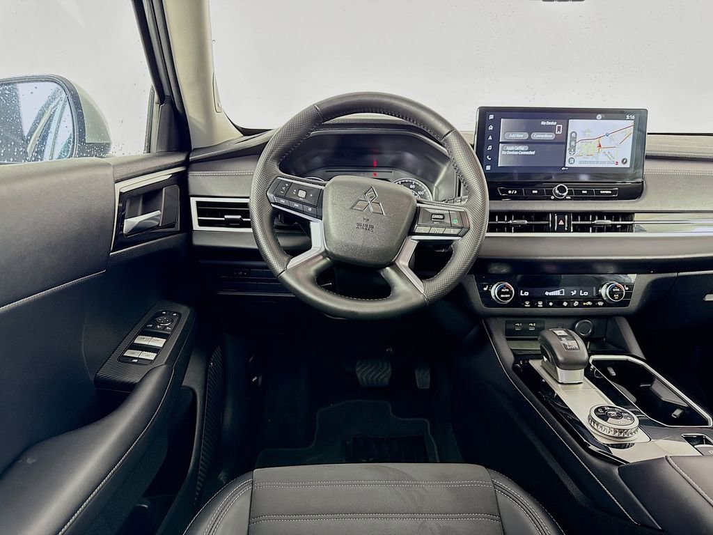 Used 2025 Mitsubishi Outlander SE image 24
