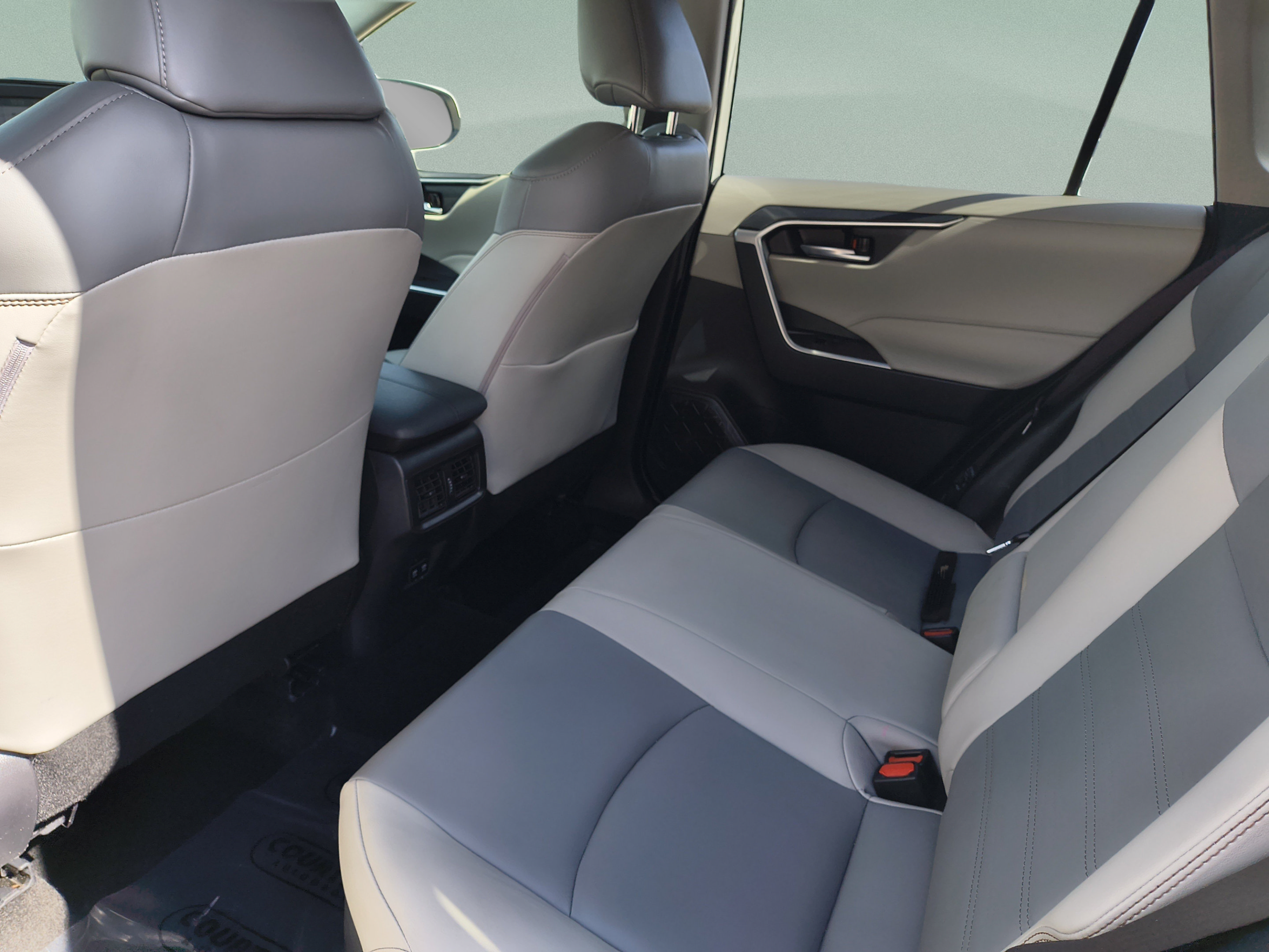 Used 2021 Toyota RAV4 XLE Premium AWD/4WD image 15