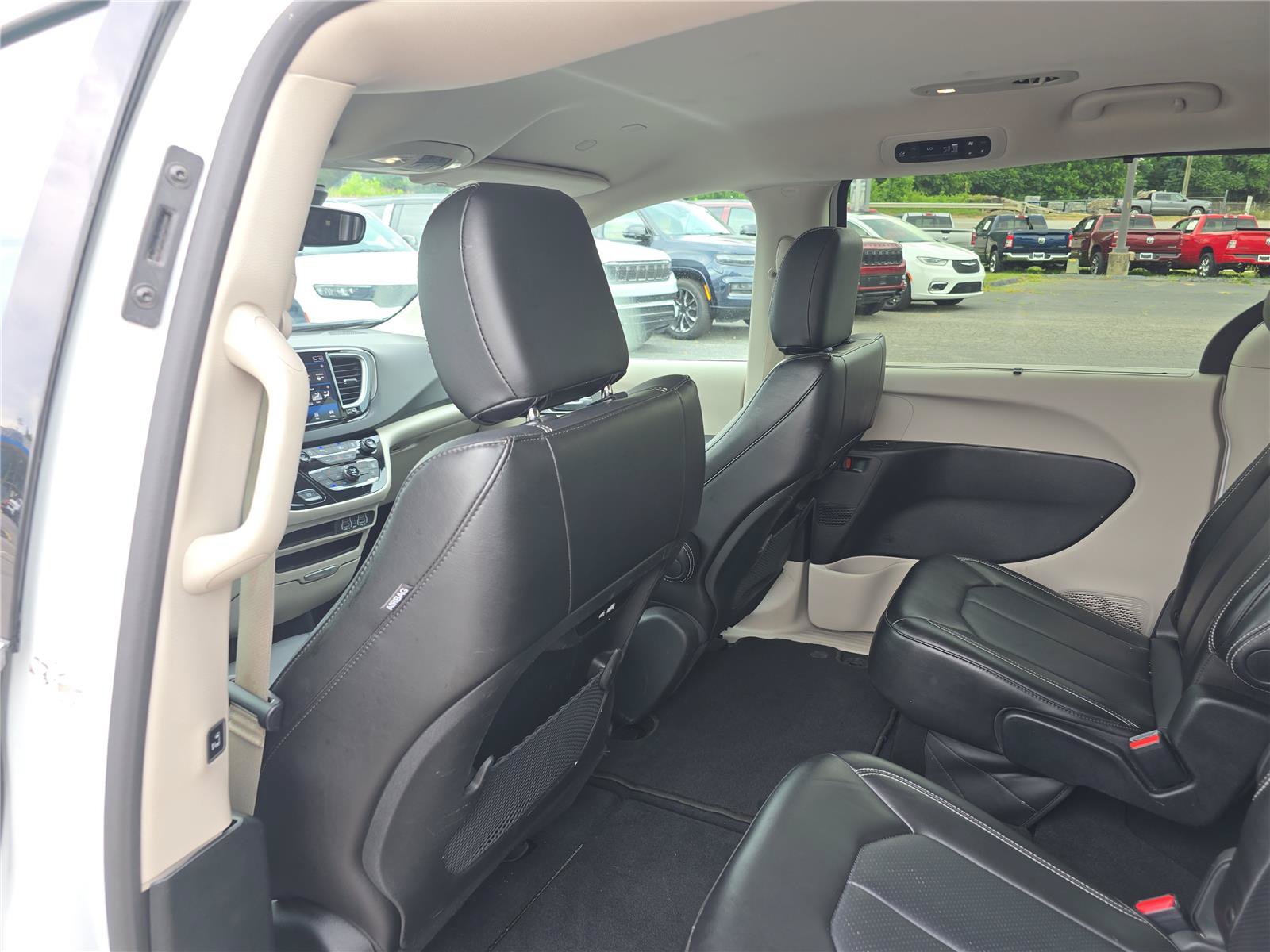 Used 2024 Chrysler Pacifica Touring-L FWD image 15
