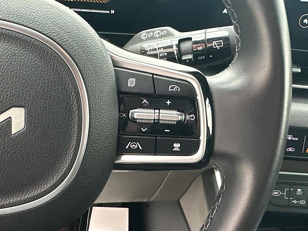 Used 2025 Kia Carnival EX image 20