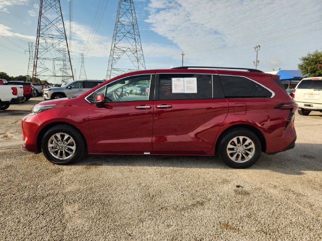 Used 2026 Toyota Sienna XLE FWD image 4