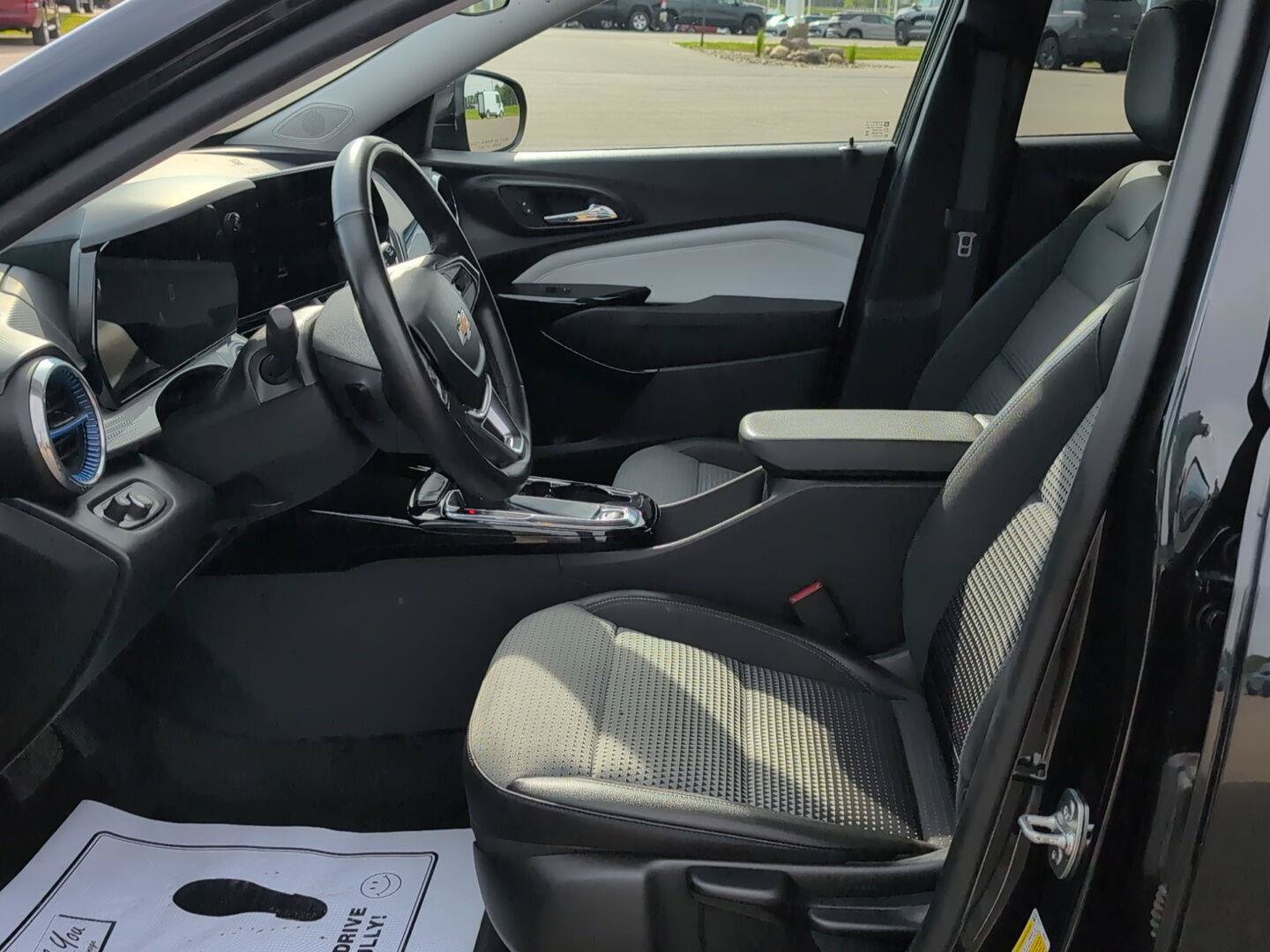 Used 2025 Chevrolet Trax LT w/ LT Convenience Package FWD image 20