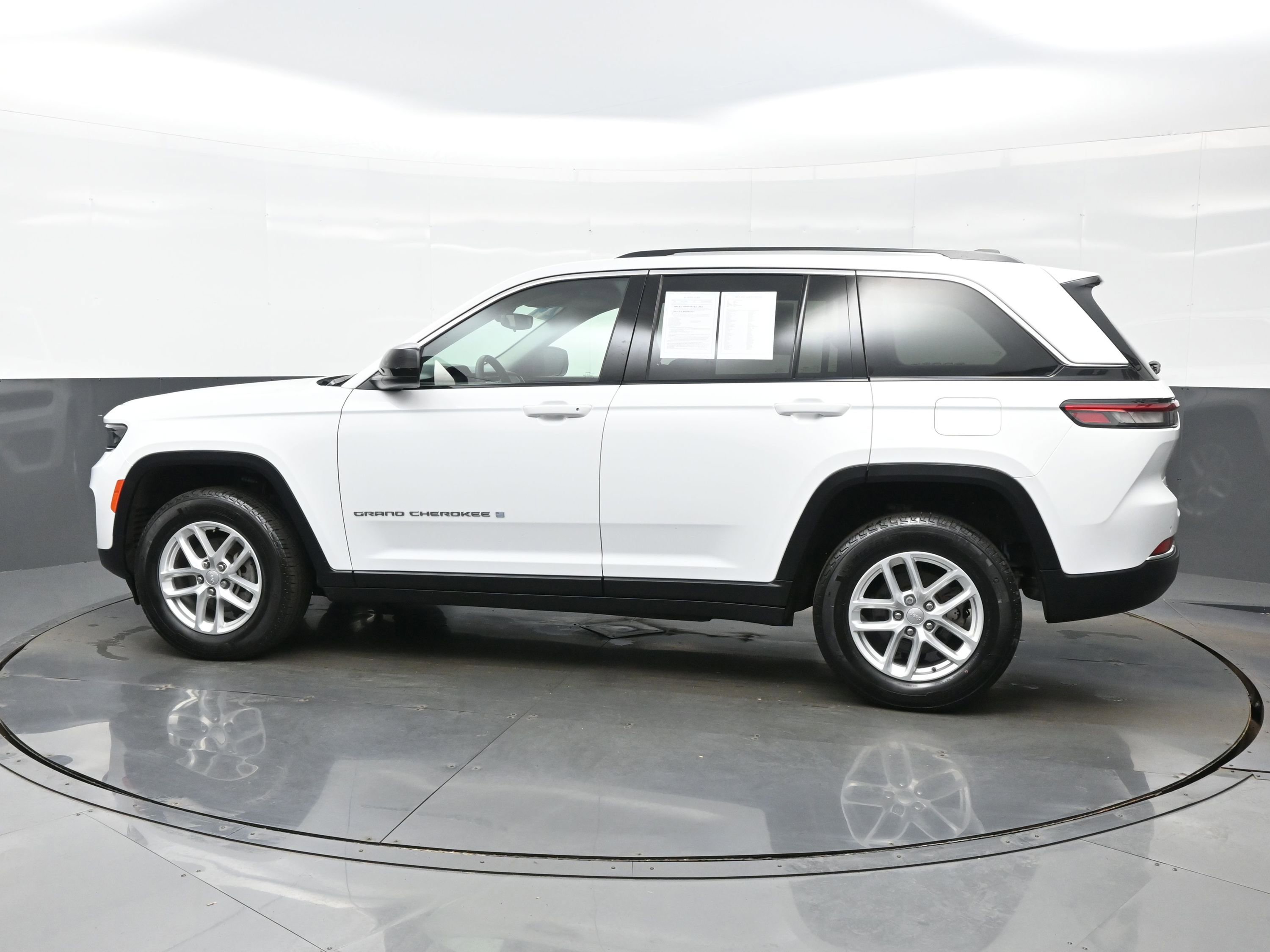 Used 2024 Jeep Grand Cherokee Laredo X image 3
