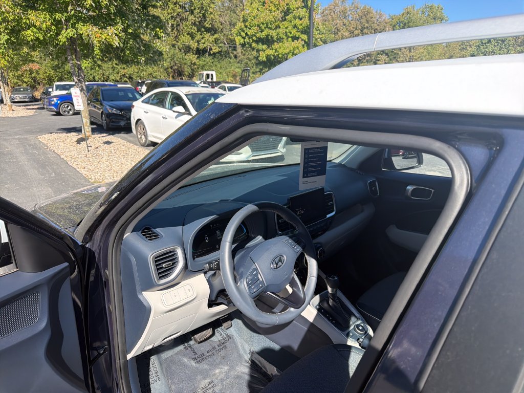 Used 2025 Hyundai Venue Limited FWD image 15