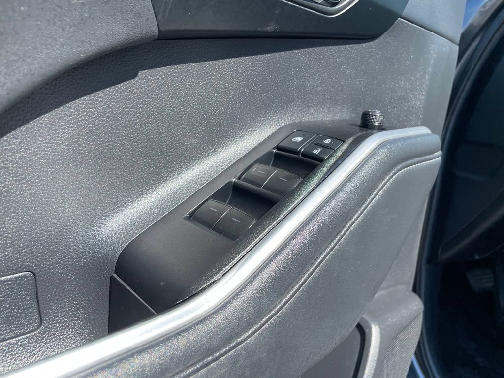 Used 2021 Toyota Highlander XLE FWD image 12