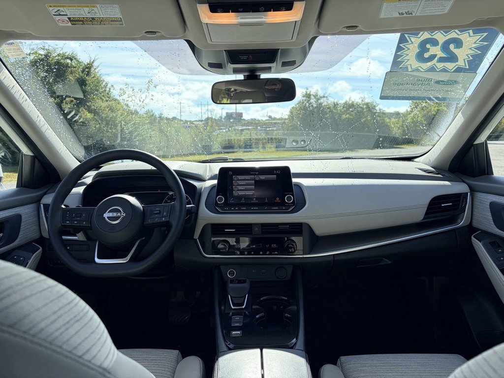 Used 2023 Nissan Rogue SV image 5