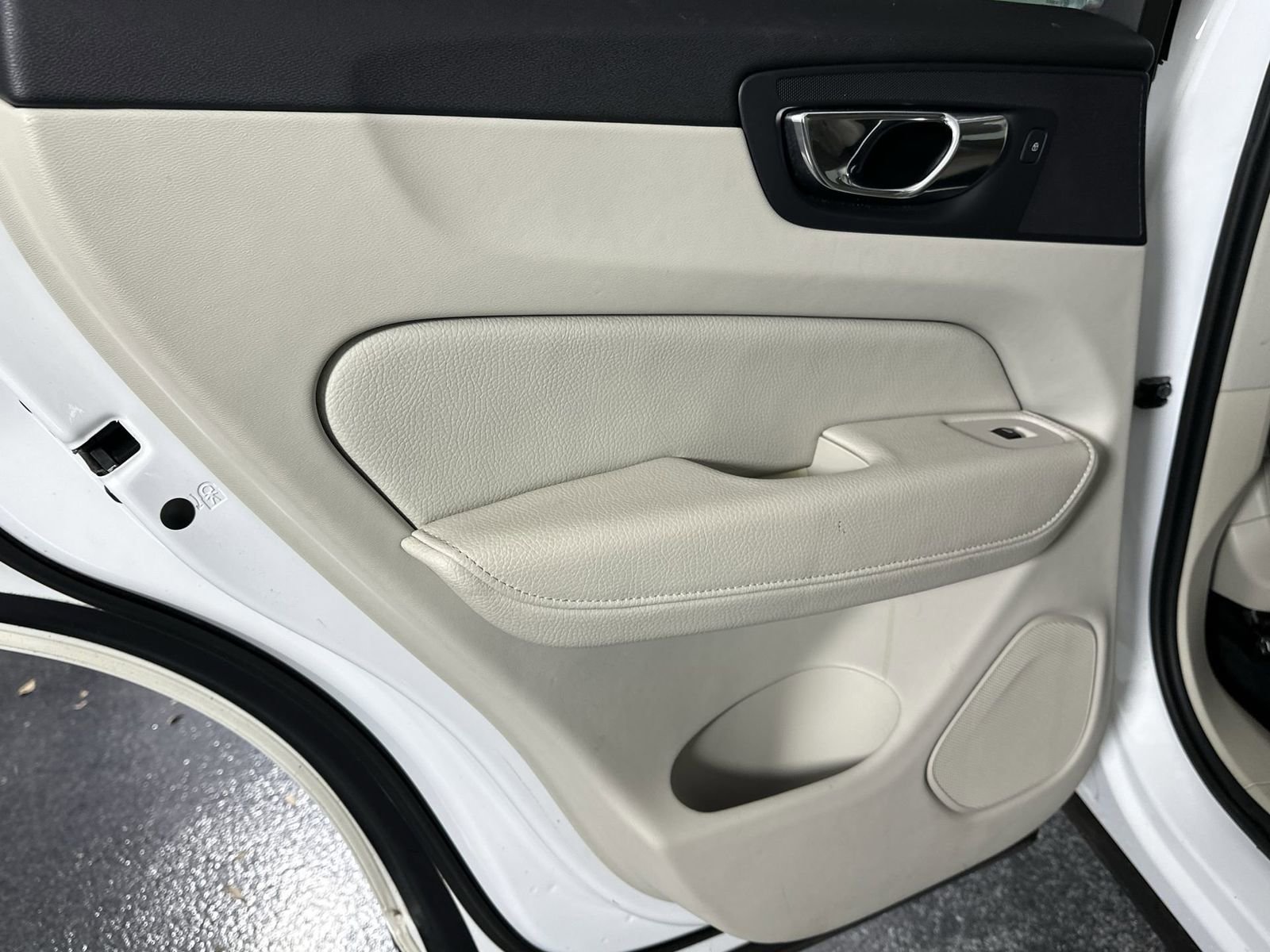Used 2018 Volvo XC60 T5 Momentum w/ Convenience Package image 34