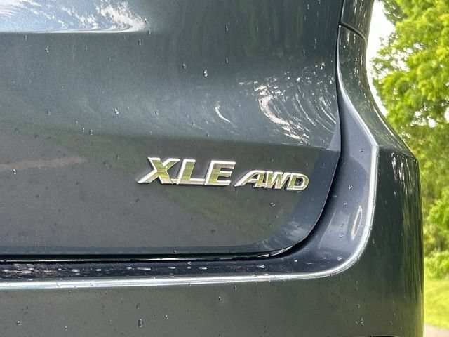 Used 2019 Toyota Highlander XLE AWD/4WD image 12