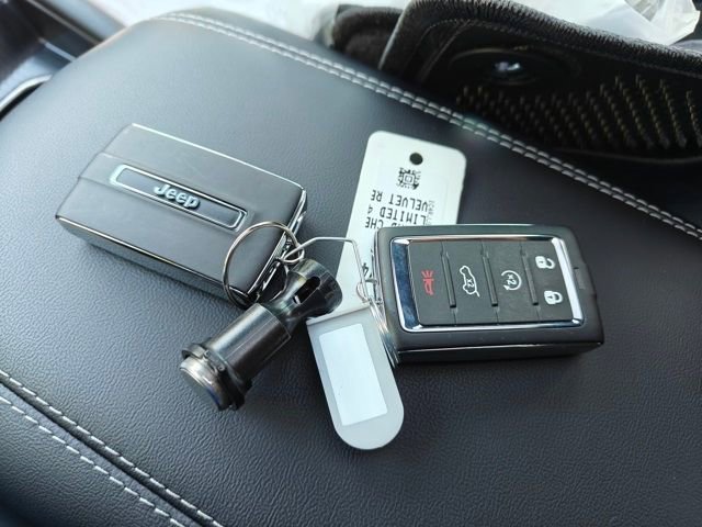 New 2025 Jeep Grand Cherokee L Limited w/ Luxury Tech Group II image 38