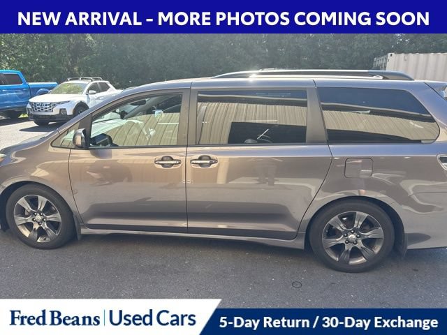 Used 2016 Toyota Sienna SE Premium w/ Four Season Floor Mat Package FWD image 1