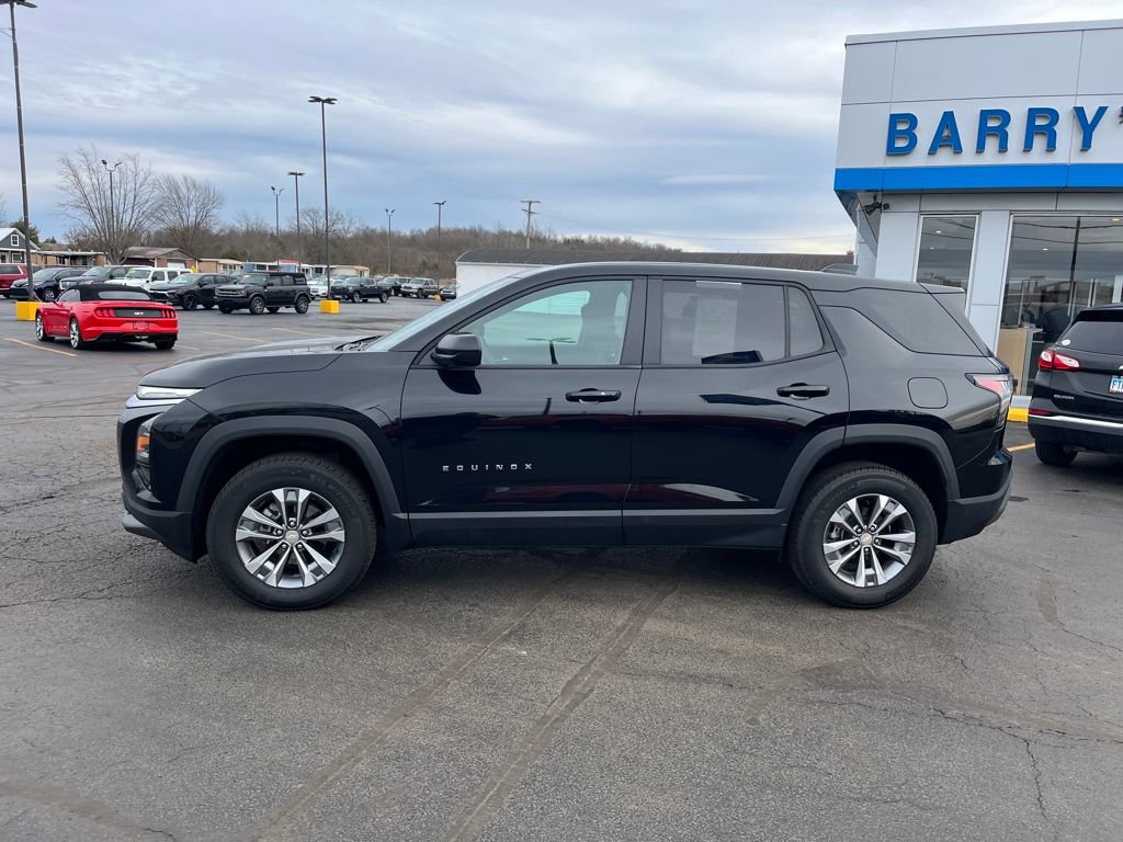 Used 2025 Chevrolet Equinox LT image 2