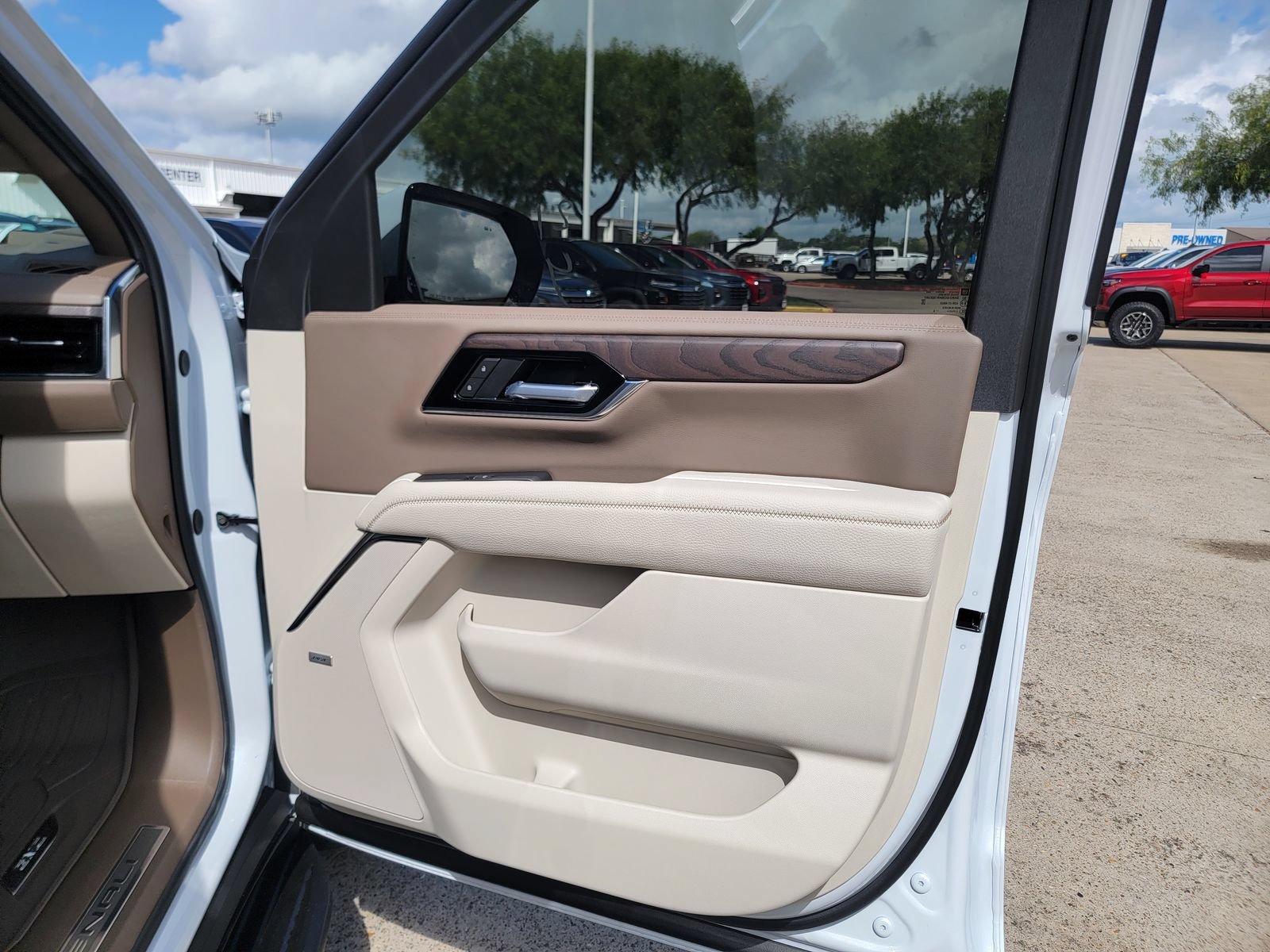 New 2026 GMC Yukon XL Denali w/ LPO, Floor Liner Package AWD/4WD image 10