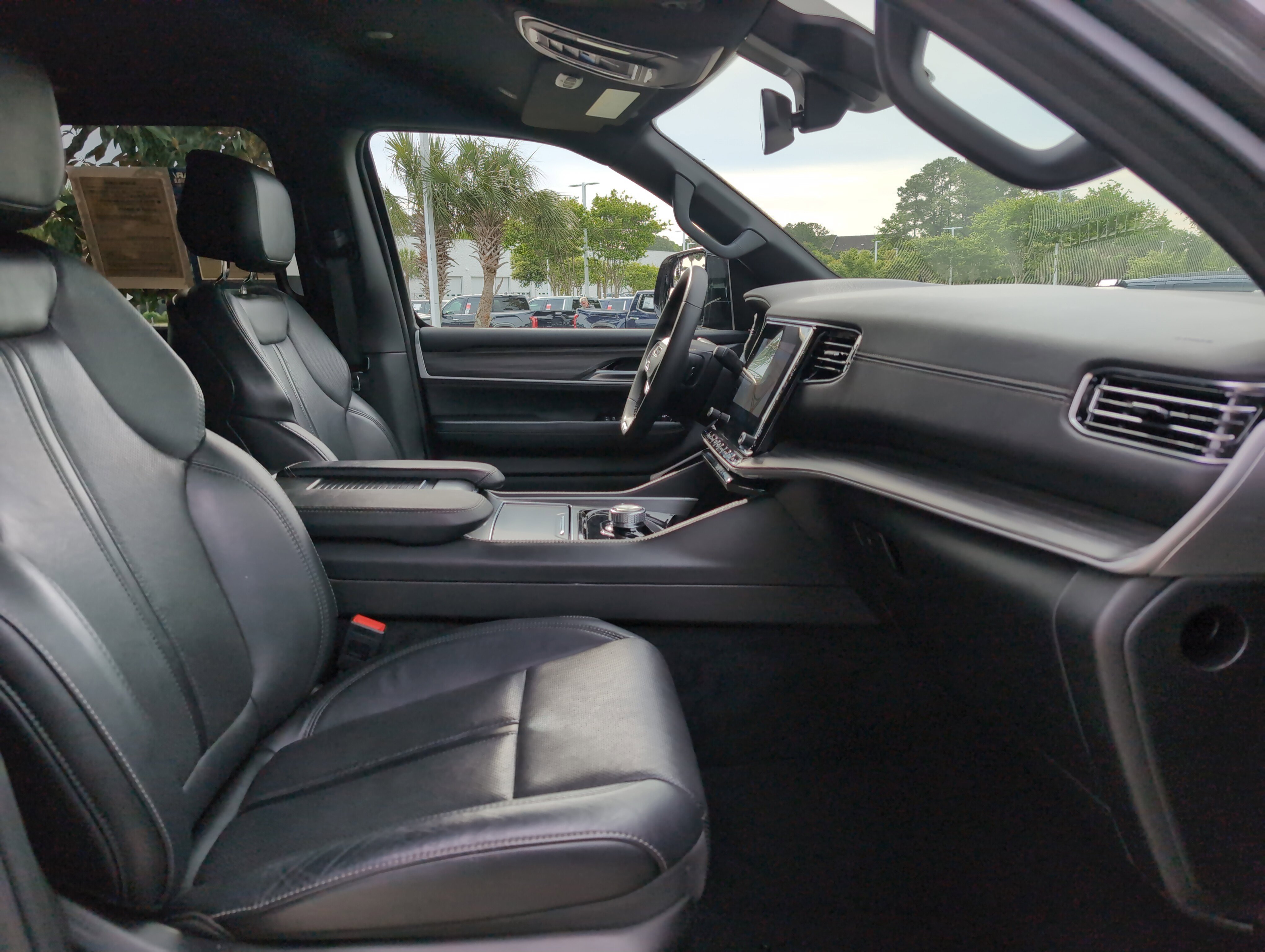 Used 2024 Jeep Wagoneer L Series II w/ Flexible Seating Group AWD/4WD image 32
