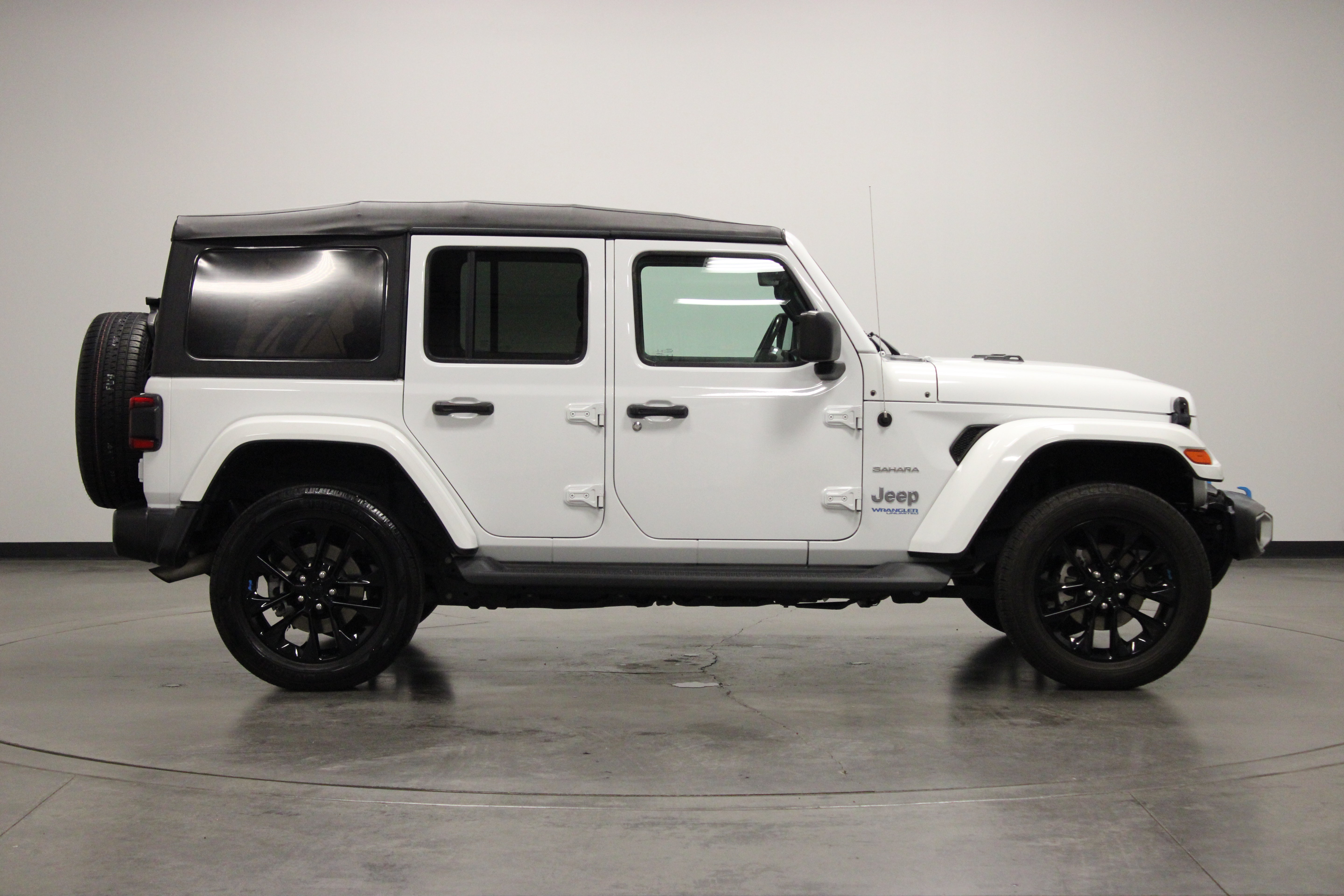 Used 2022 Jeep Wrangler Unlimited Sahara w/ Cold Weather Group AWD/4WD image 9
