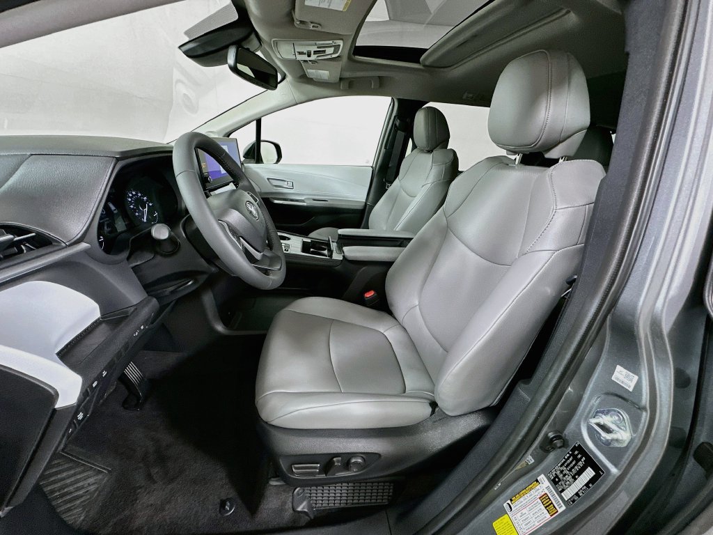 Used 2026 Toyota Sienna XLE FWD image 21