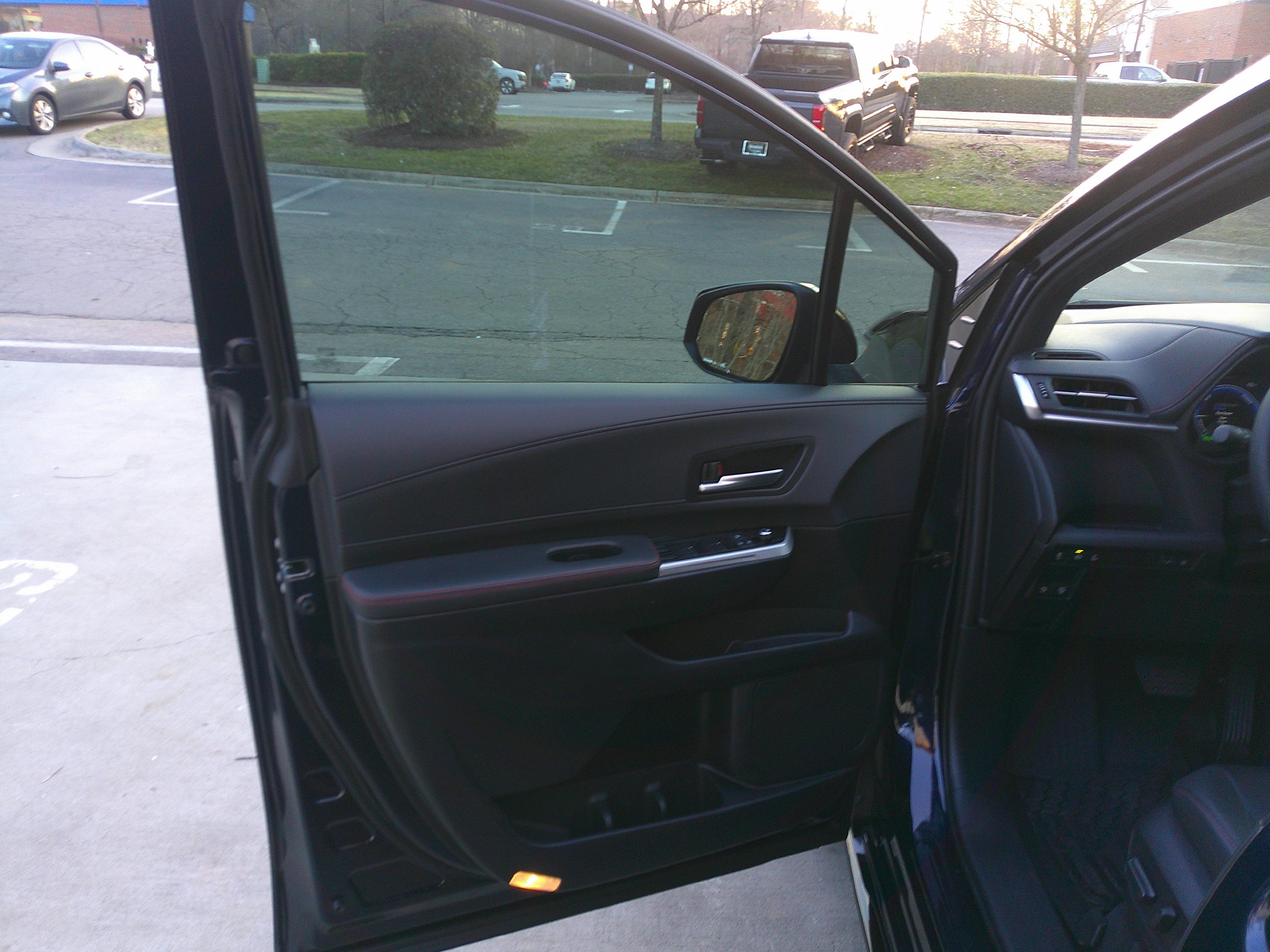 Used 2025 Toyota Sienna XSE w/ XSE Plus Package image 17