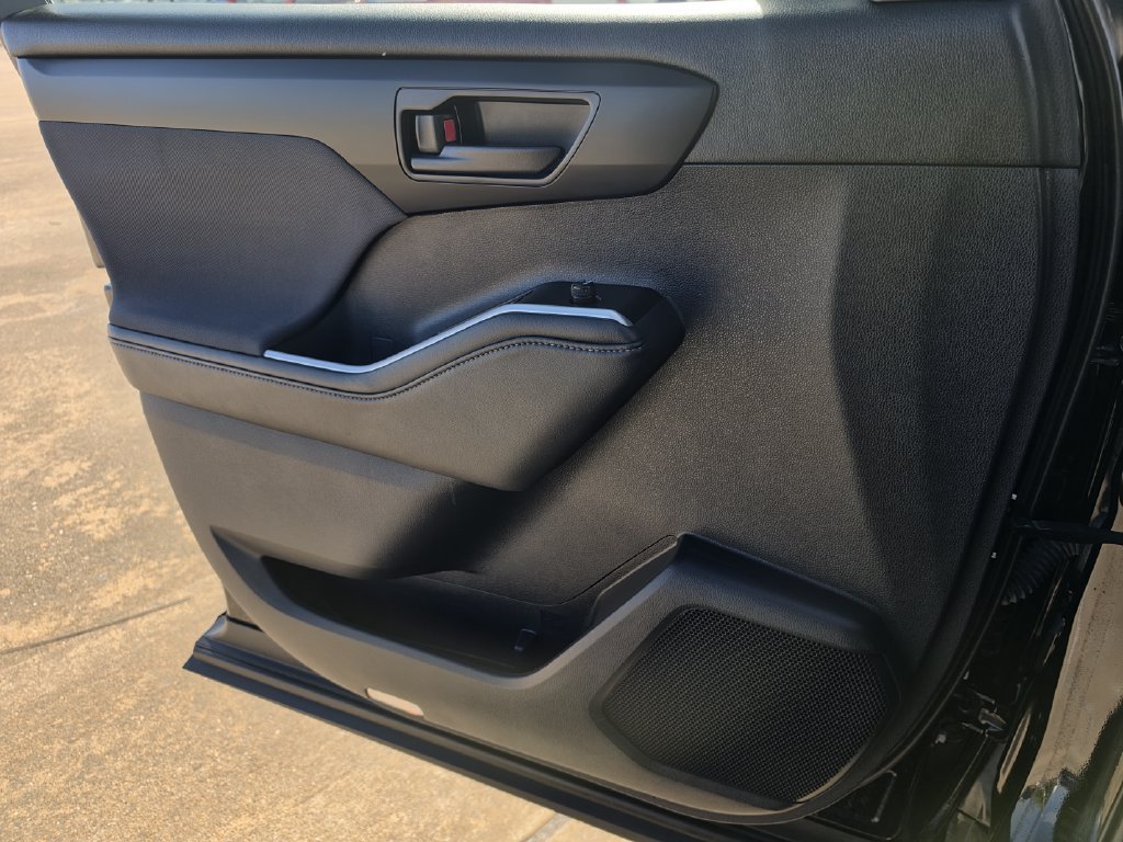 Used 2021 Nissan Kicks SR w/ Exterior Package FWD image 25
