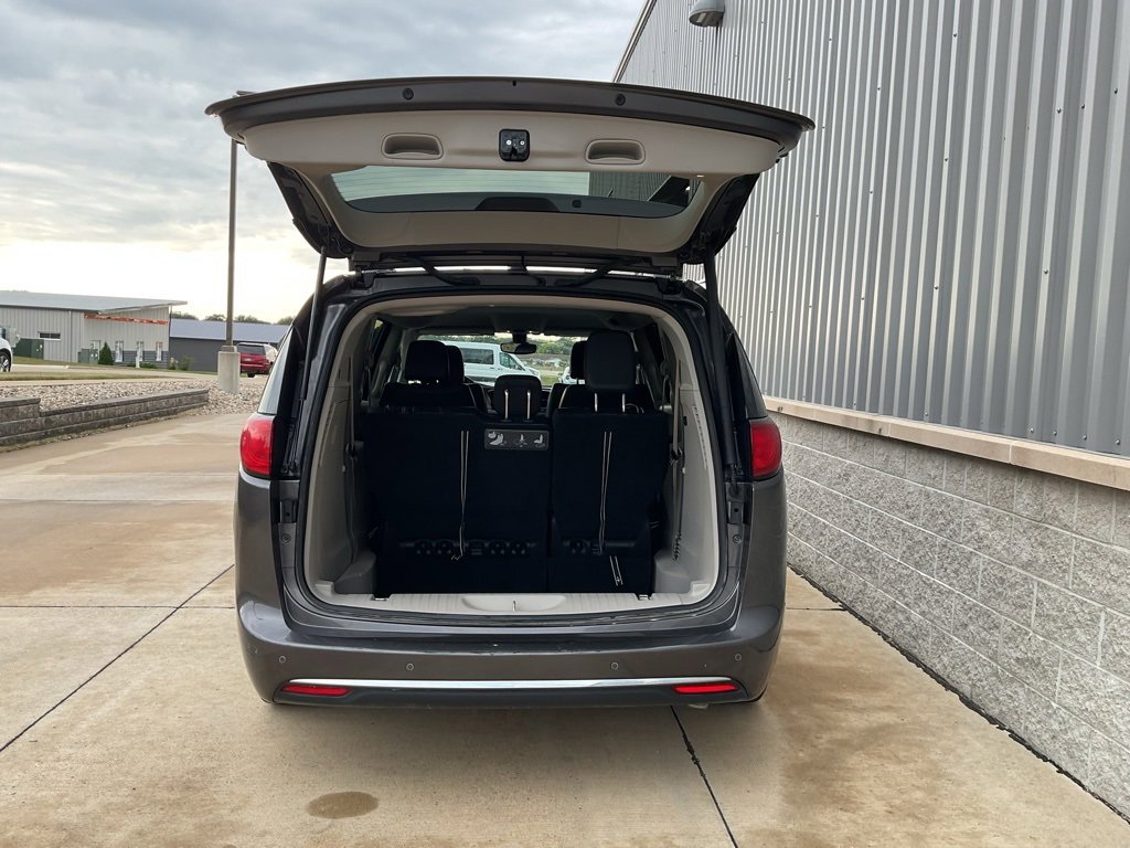 Used 2017 Chrysler Pacifica Touring-L image 21