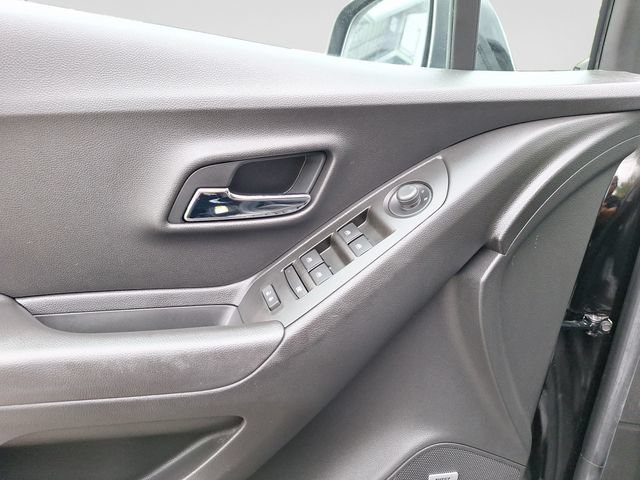 Used 2020 Chevrolet Trax LT w/ Sun & Sound Package FWD image 10