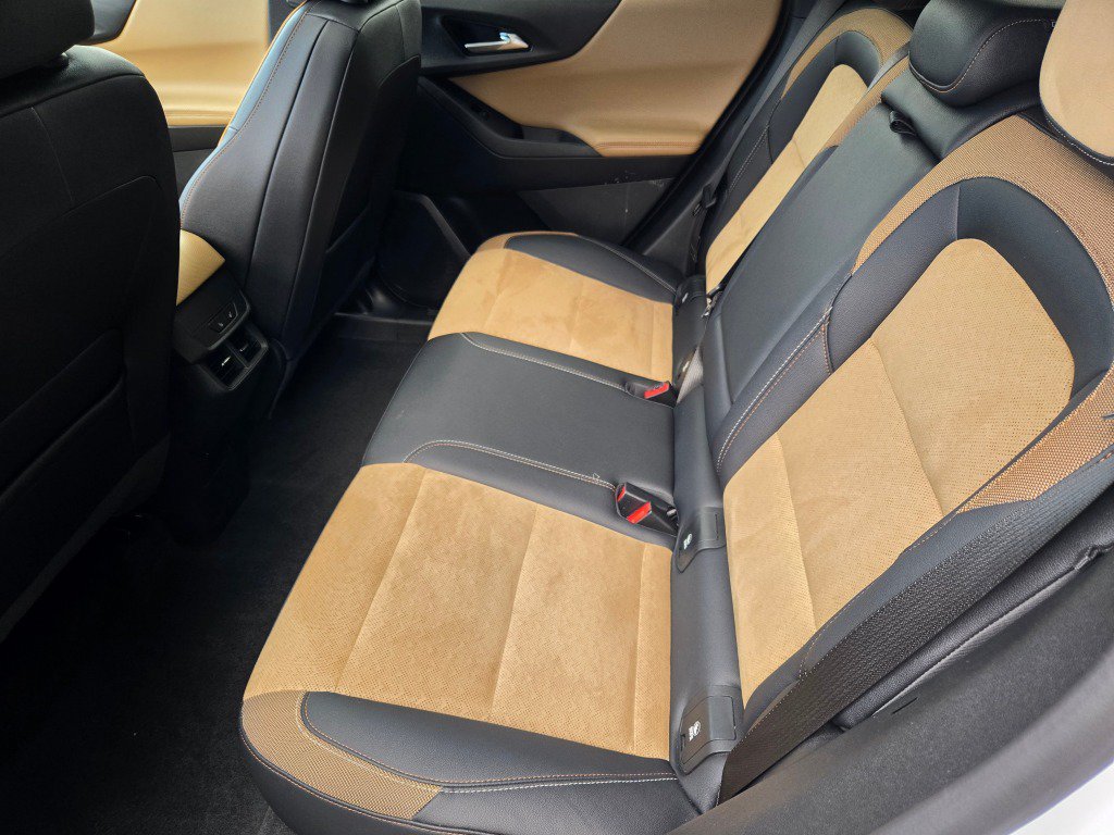 Certified 2025 Chevrolet Equinox ACTIV w/ Safety and Technology Package AWD/4WD image 18