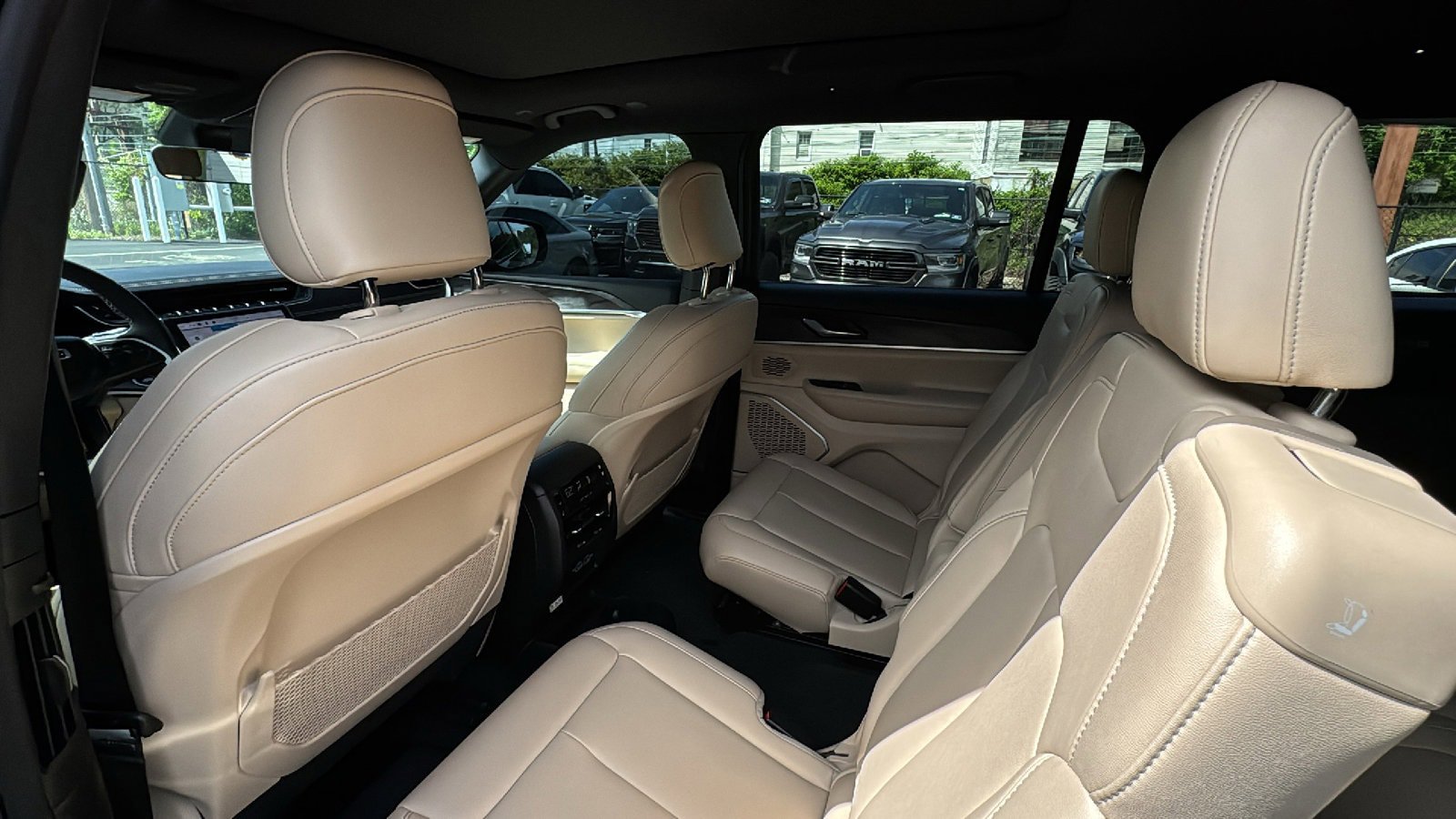 Certified 2025 Jeep Grand Cherokee L Limited w/ Black Appearance Package AWD/4WD image 30