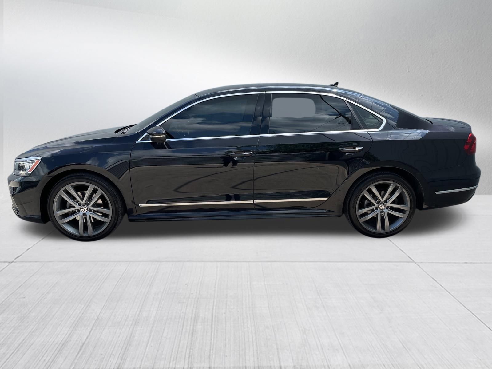 Used 2017 Volkswagen Passat 1.8T R-Line w/ R-Line Lighting Package FWD image 4