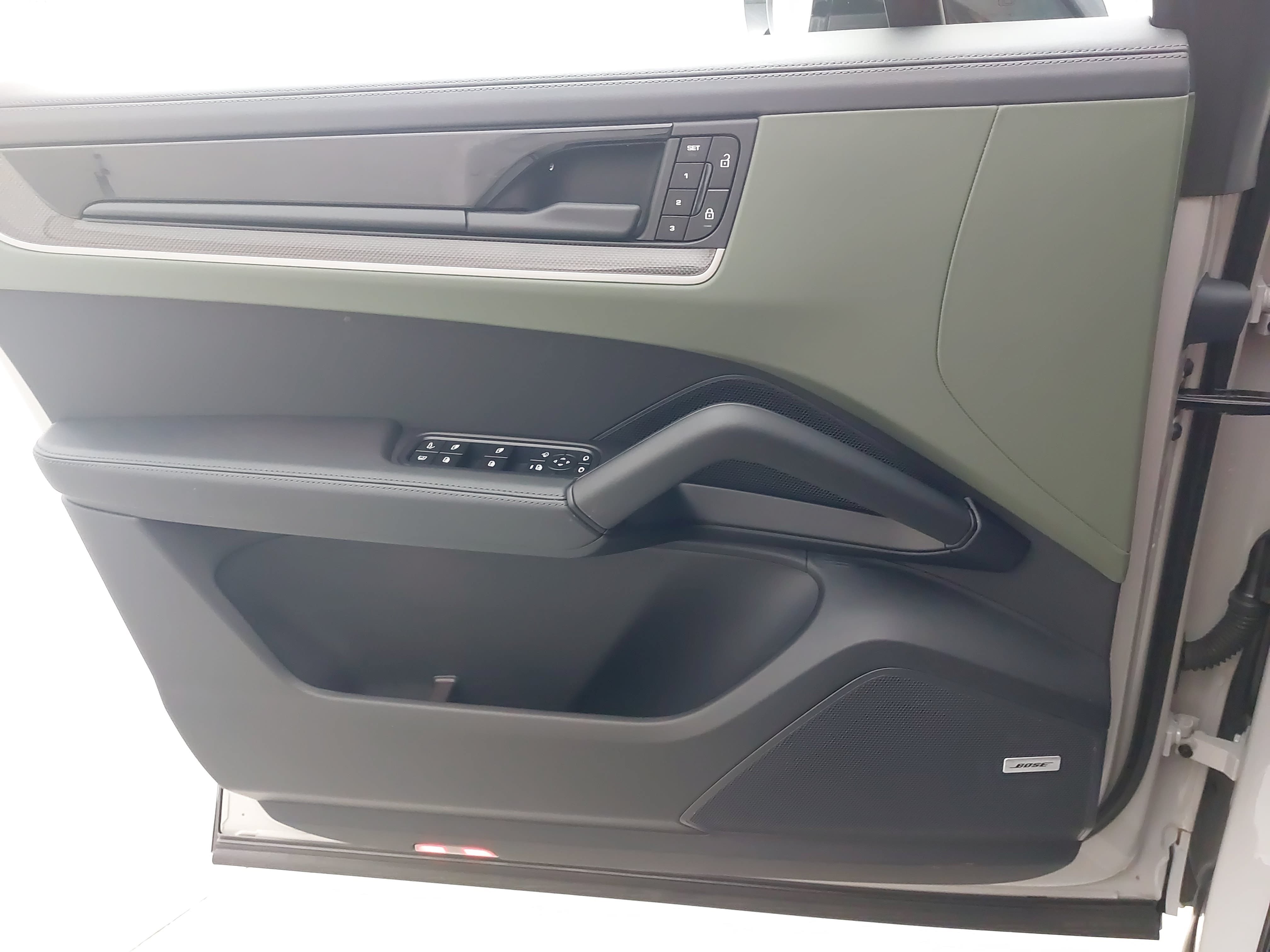 Certified 2025 Porsche Cayenne E-Hybrid AWD/4WD image 29