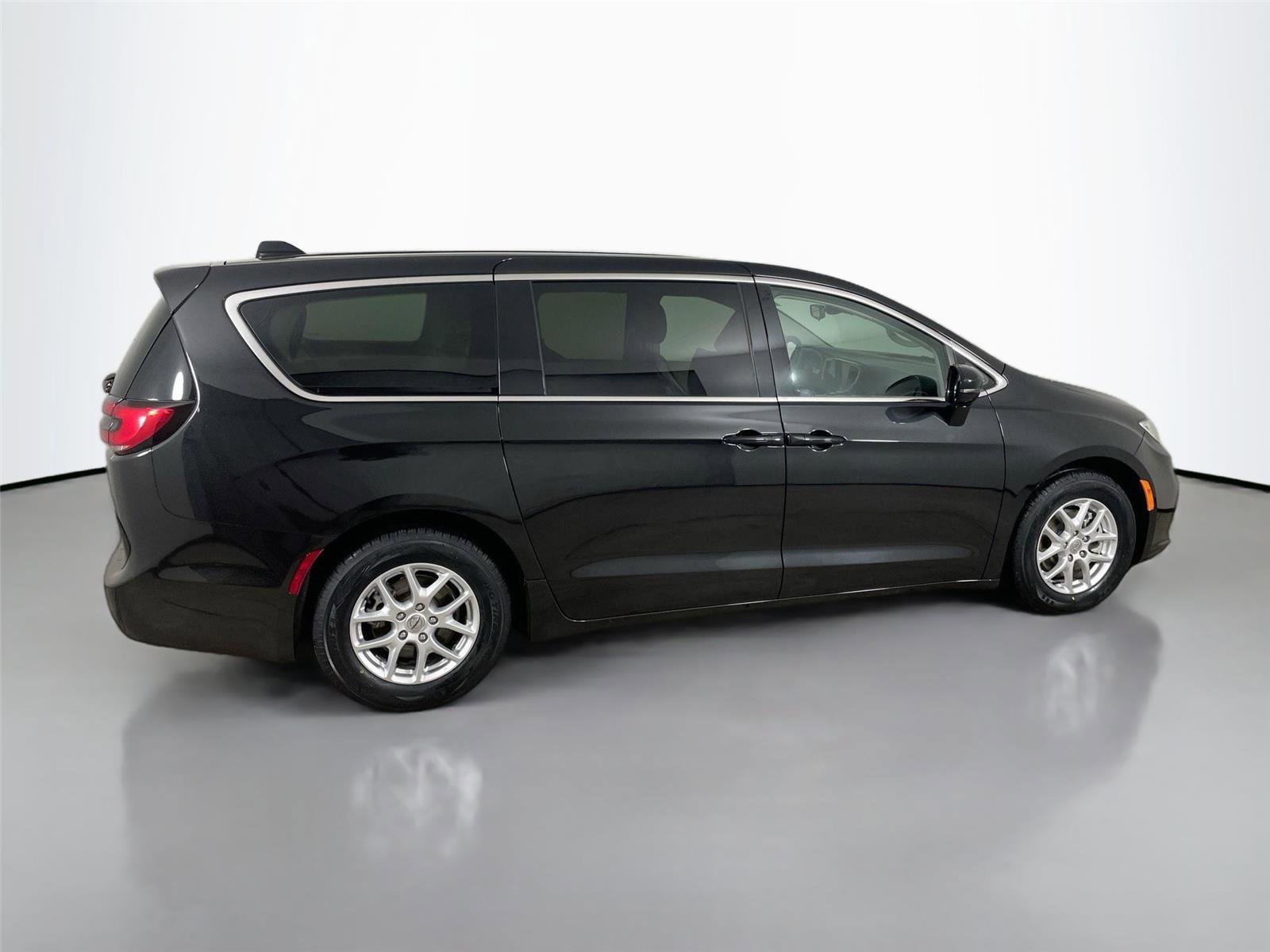 Used 2024 Chrysler Pacifica Touring-L image 8