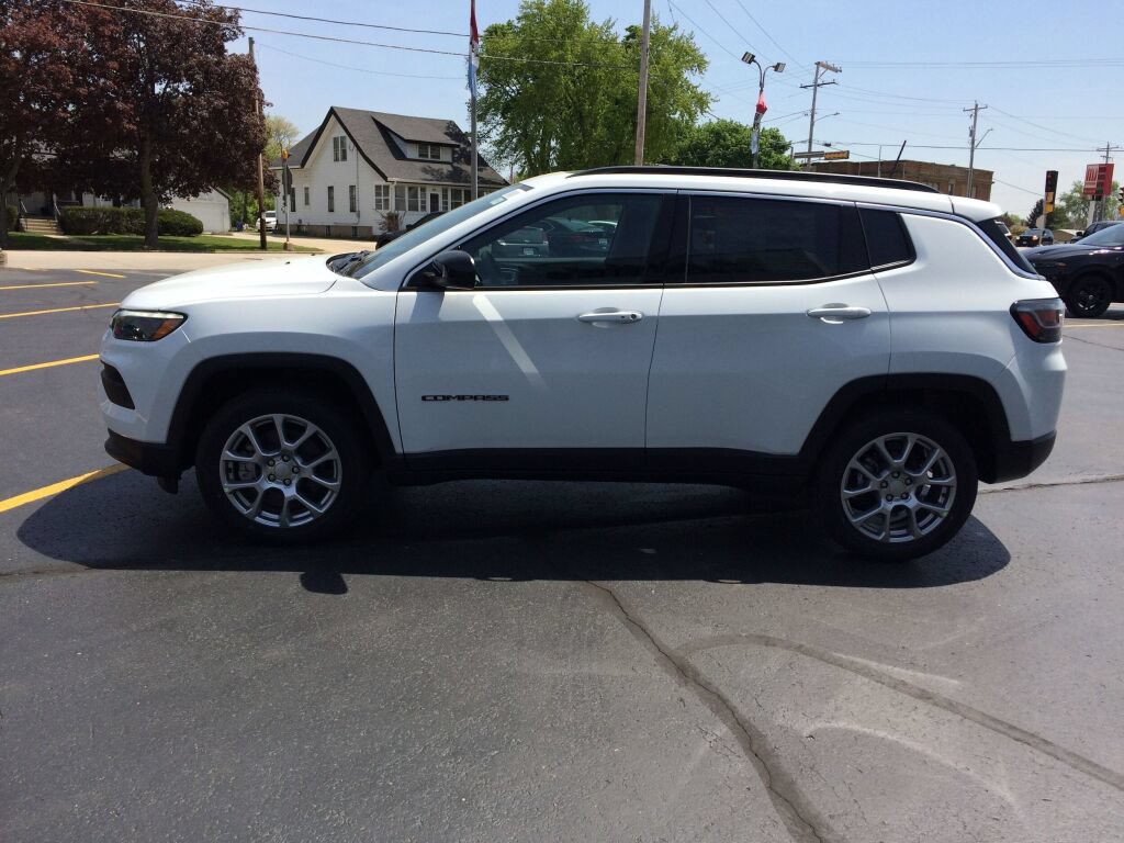 Used 2023 Jeep Compass Latitude w/ Sun and Sound Group AWD/4WD image 6