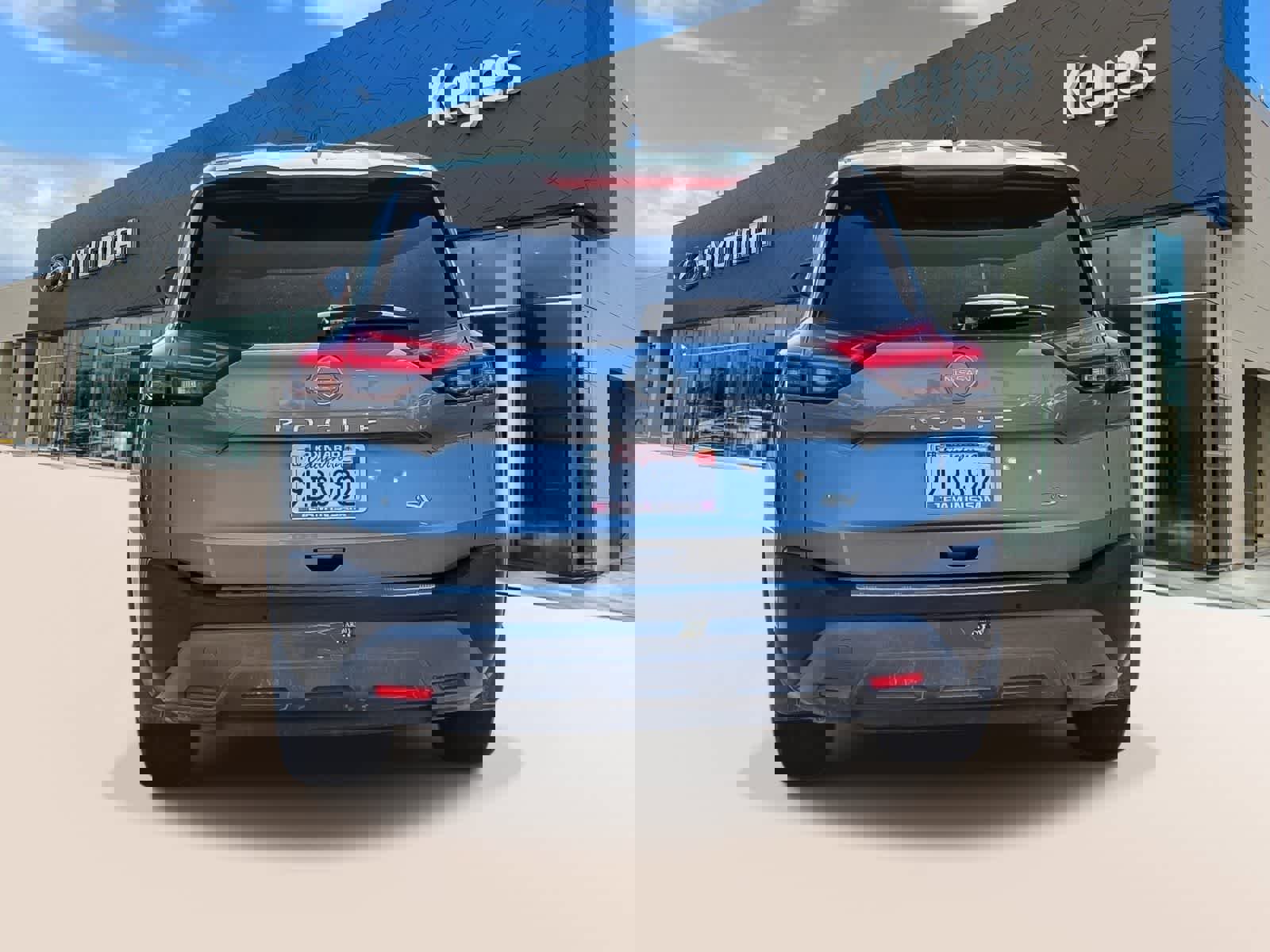 Used 2023 Nissan Rogue SV image 6