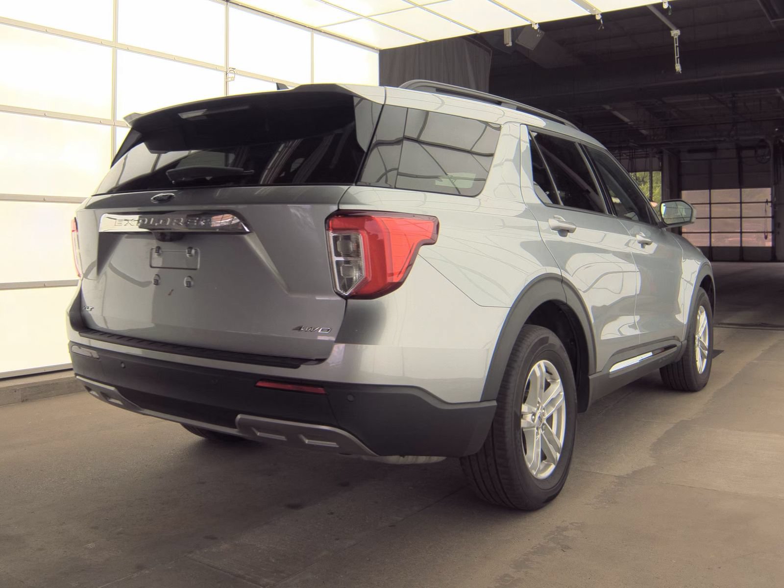 Used 2024 Ford Explorer XLT w/ Equipment Group 202A AWD/4WD image 17