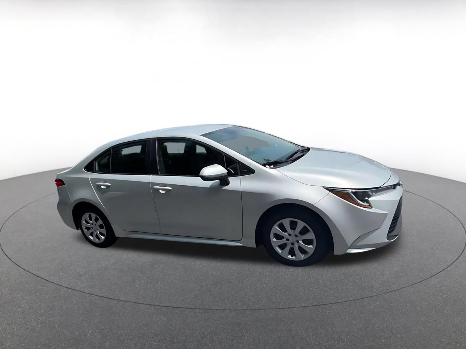 Used 2025 Toyota Corolla LE FWD image 2