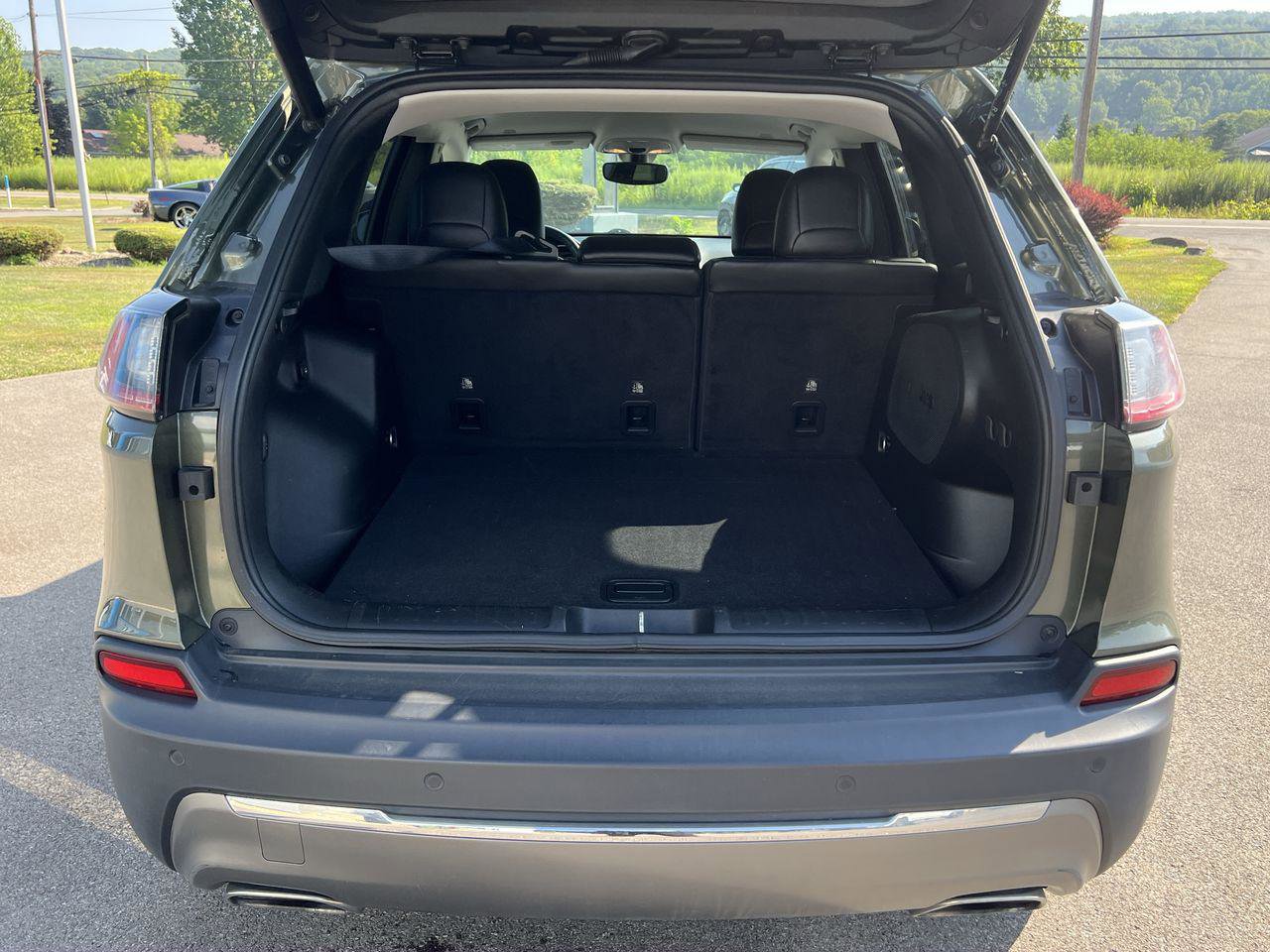 Used 2019 Jeep Cherokee Limited image 25