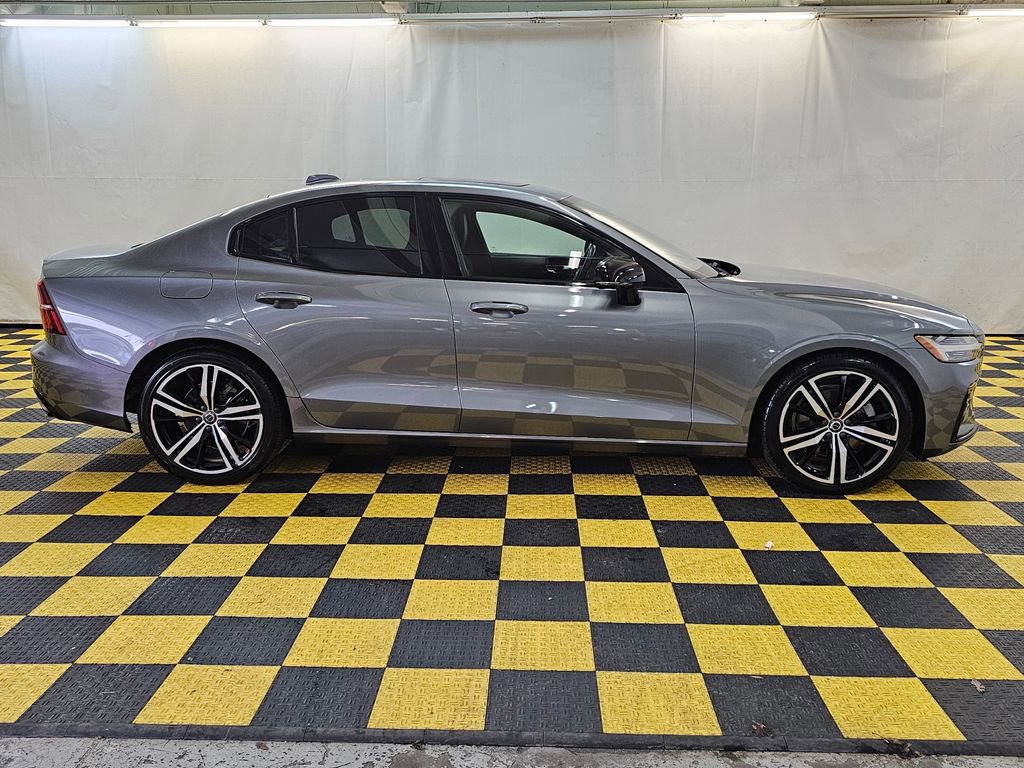 Used 2019 Volvo S60 T5 R-Design image 2