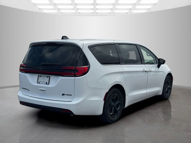 Used 2024 Chrysler Pacifica Limited FWD image 7