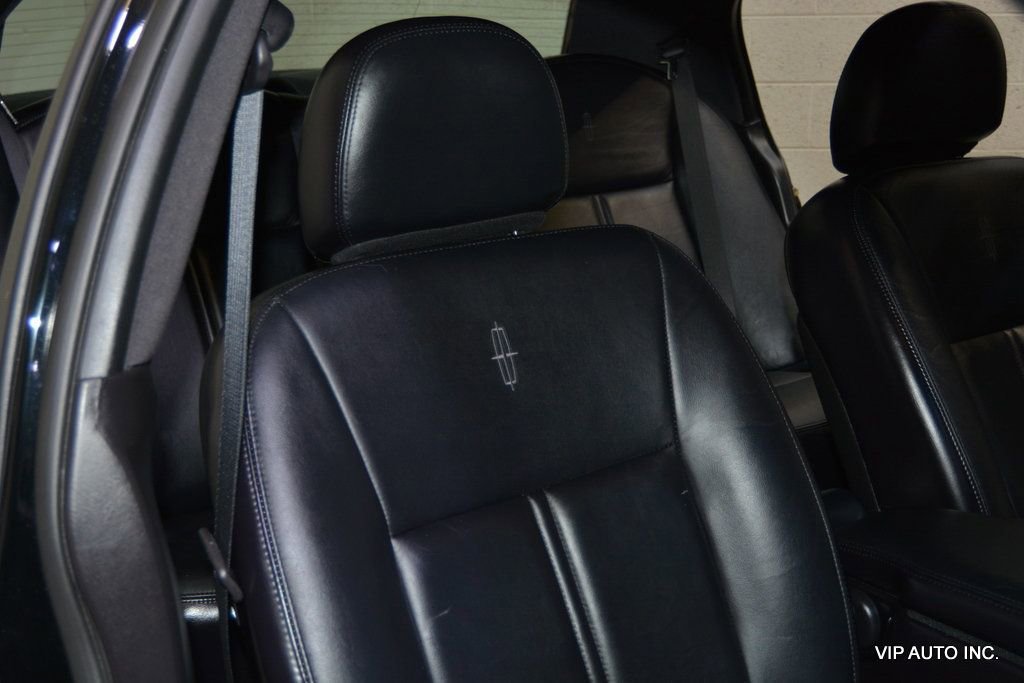 Used 2005 Lincoln Town Car Signature Limited image 14