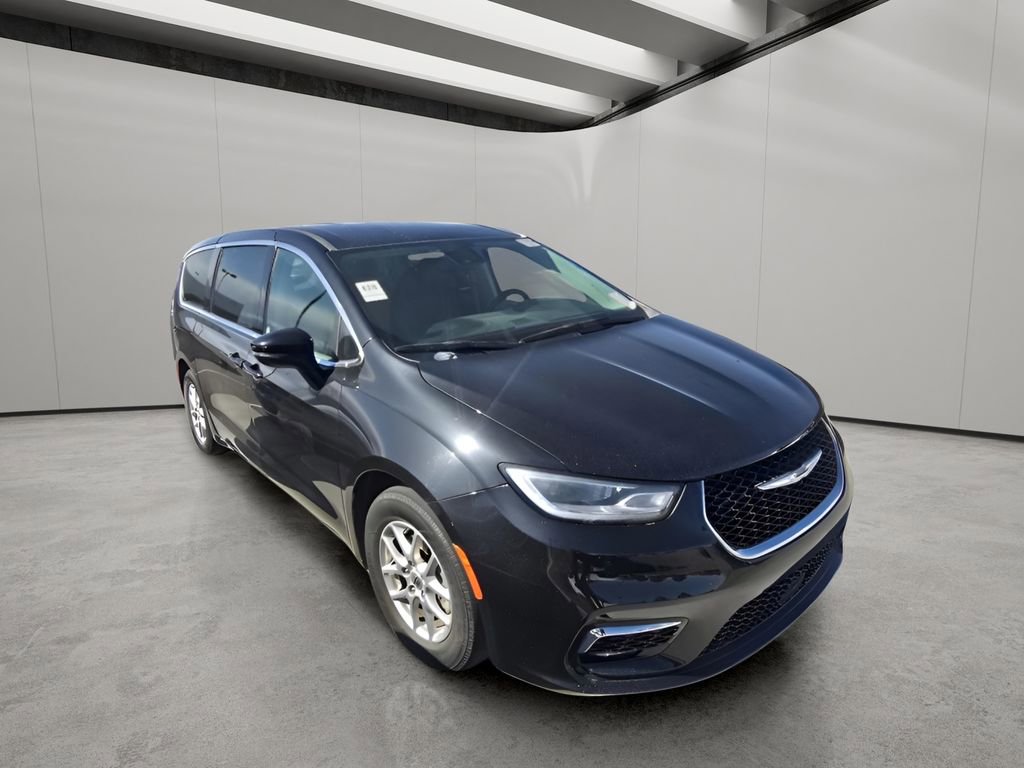 Used 2023 Chrysler Pacifica Touring-L image 6