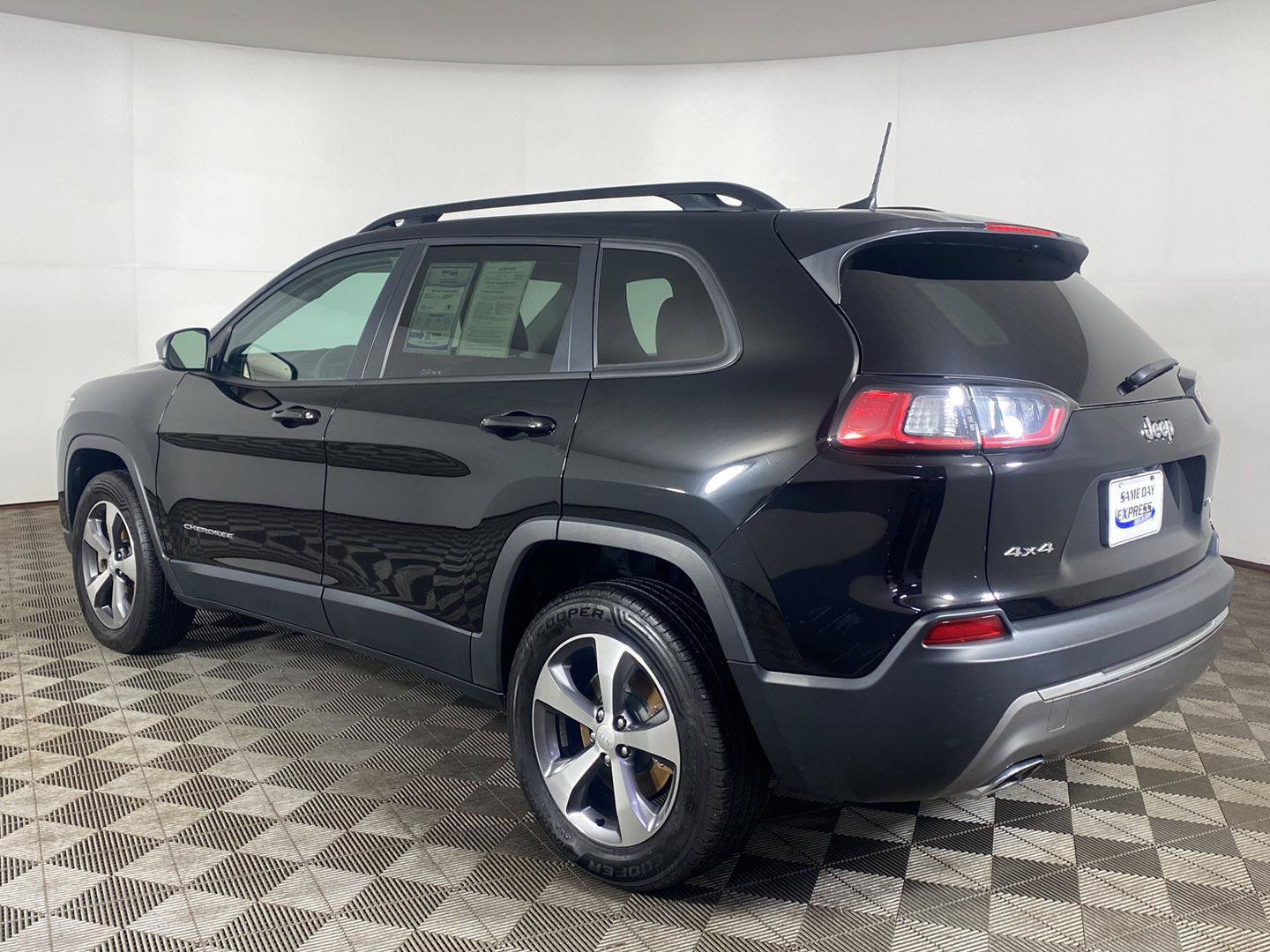 Used 2022 Jeep Cherokee Limited AWD/4WD image 4