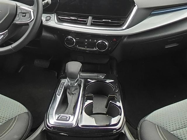 Used 2025 Chevrolet Trax LT w/ LT Convenience Package FWD image 23