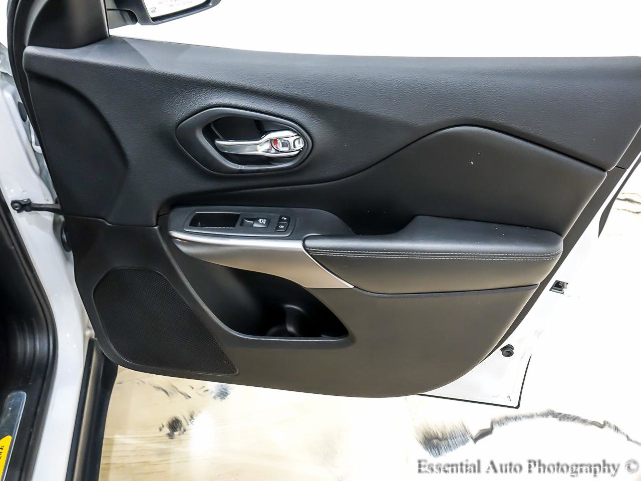 Used 2019 Jeep Cherokee Limited image 32