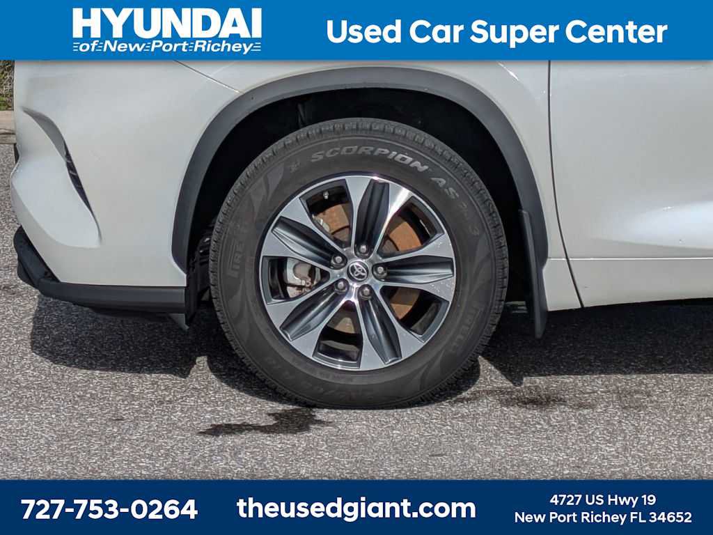 Used 2021 Toyota Highlander XLE AWD/4WD image 10