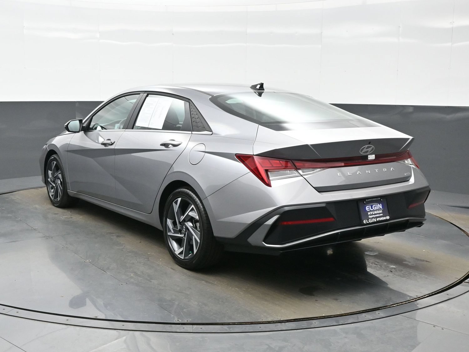 Used 2025 Hyundai Elantra Limited FWD image 4