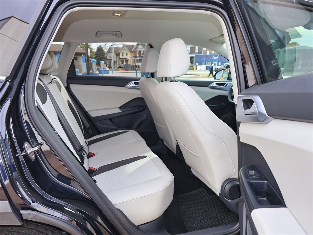 Certified 2025 Volkswagen Taos SE image 28